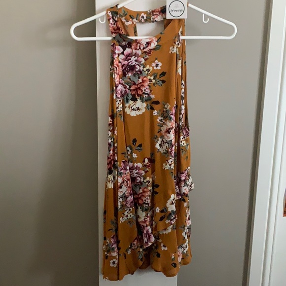 Tops - Flowy sleeveless blouse